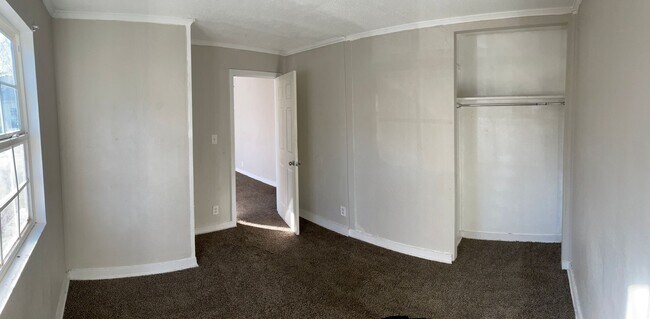 Foto del edificio - Triplex End Unit for Rent – Plainview Neighborhood, Wichita, KS