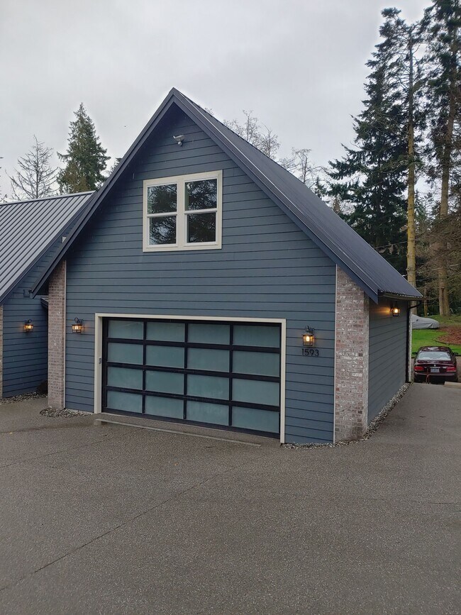 Building Photo - 1593 Lake Dr