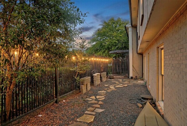 Foto del edificio - 7736 Meadow Rd
