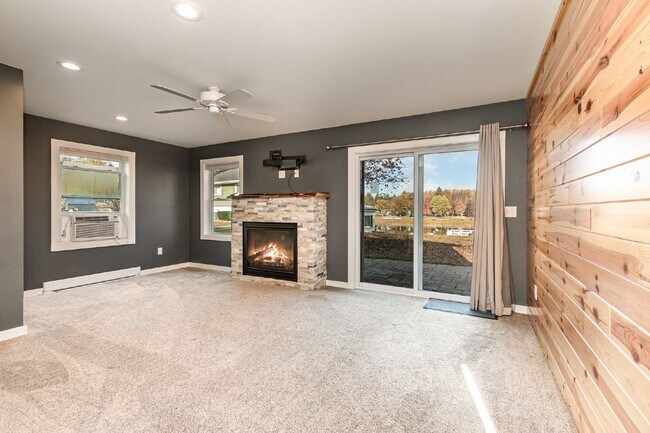 Foto del edificio - Coming Soon! Charming 3-Bed Lakefront Rental Retreat - $1750/Month