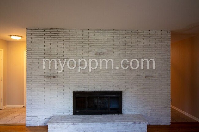 Building Photo - 1825 N 48th Ave