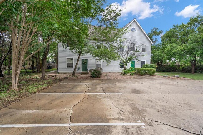 Foto del edificio - 2908 Whisper Oaks Ln