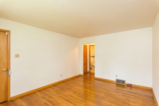 Foto del edificio - 1BR/1BA Duplex in Convenient Location! Har...