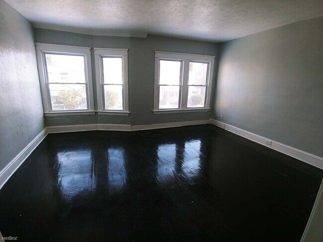 Foto del edificio - 2 br, 1 bath Triplex - 1414 East 110th Str...