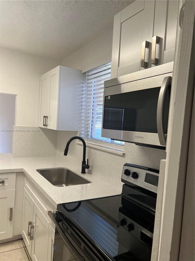 Foto del edificio - 1004 SW 8th St