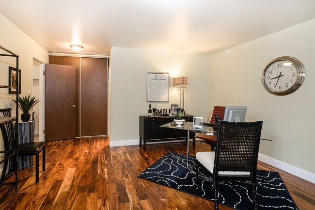 Foto del edificio - A Spacious 2 bedroom, 2 bathroom Townhouse - Upscale That’s Right On Trend