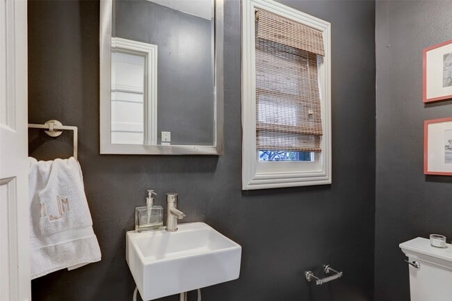 Building Photo - 1802 Lexington St