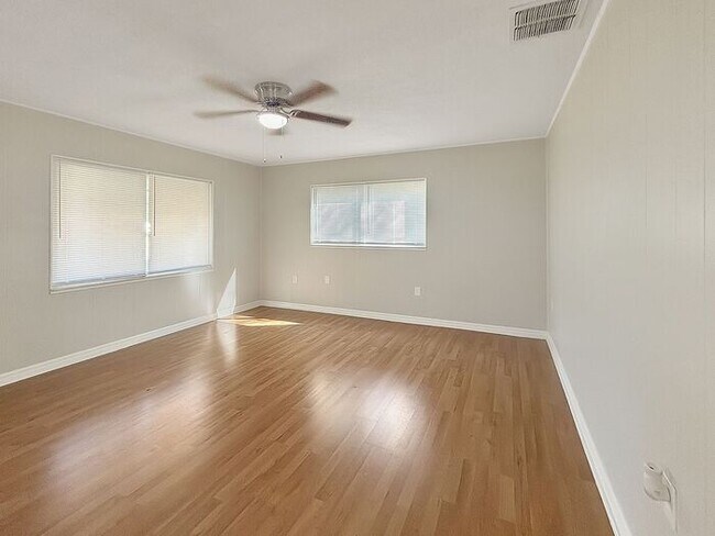 Foto del edificio - Bright & Inviting 4-Bedroom Home with Mode...