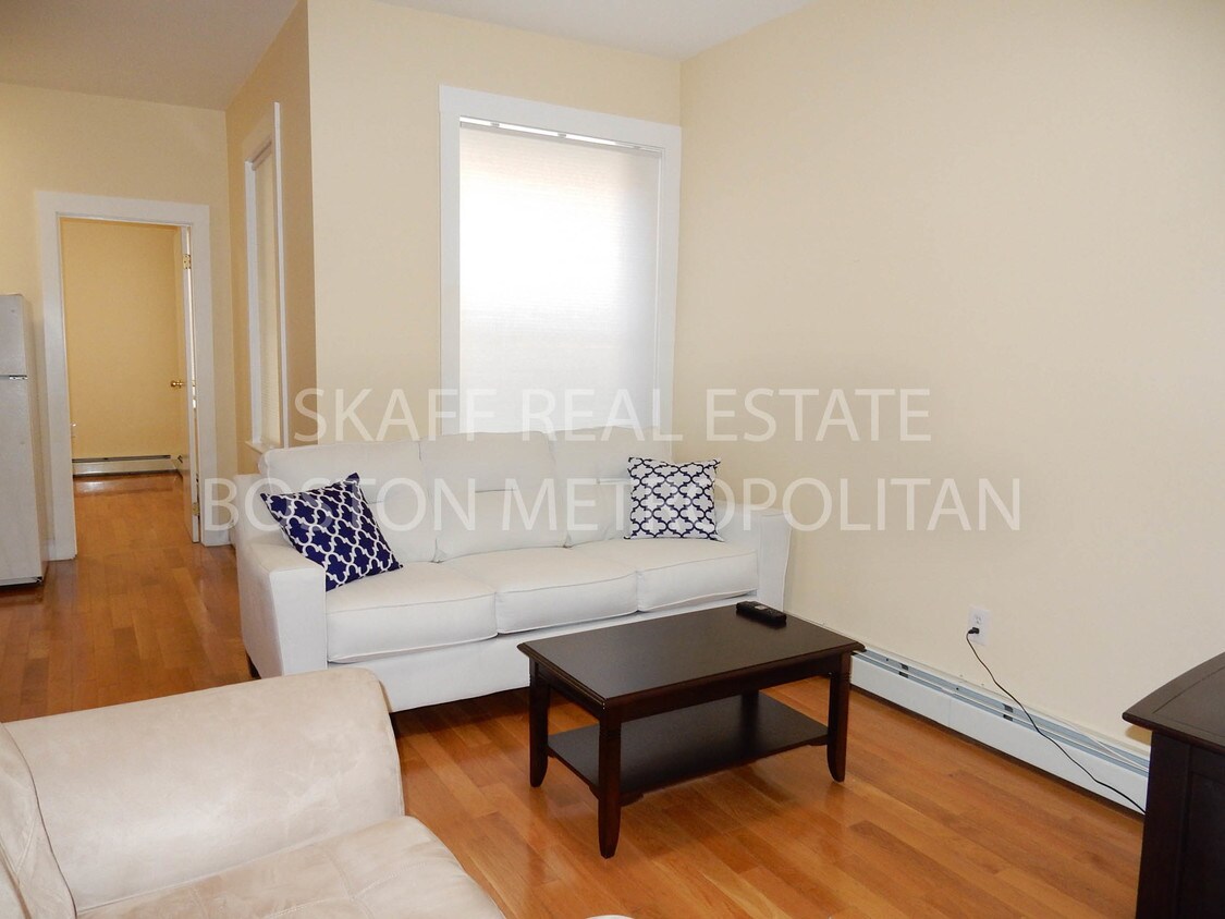 Primary Photo - 11-1/2 Revere St
