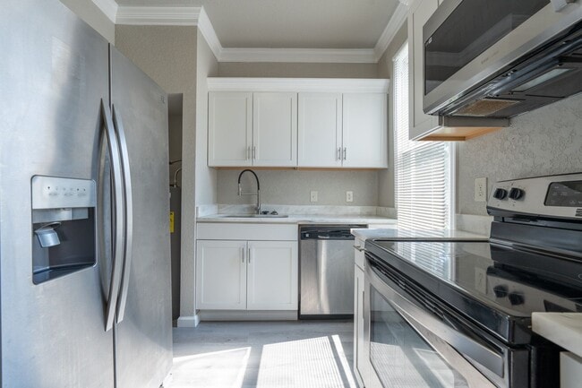 Building Photo - MOVE IN READY 2 Bedroom in the Heart of Oceanview!