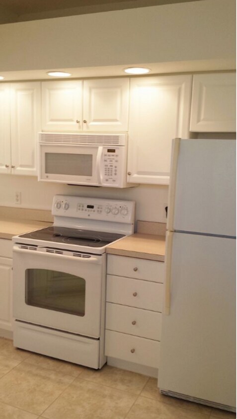 Building Photo - Remodeled 2 bedroom 2 bath condo in Port o...