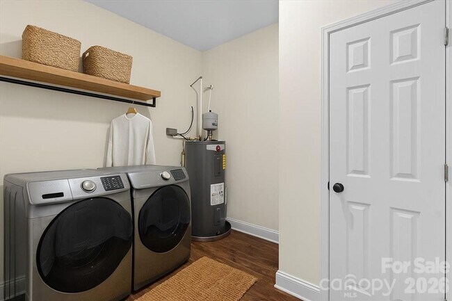 Foto del edificio - 5328 Oaktree Dr