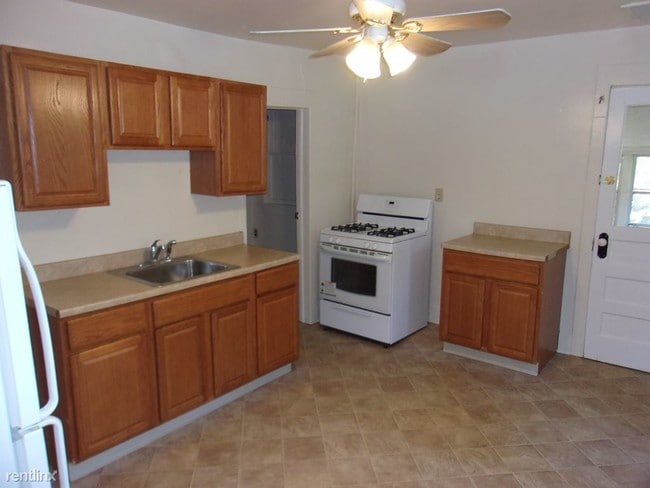 Building Photo - 2 br, 1 bath Apartment - 100 Harry L Dr
