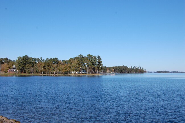 Building Photo - 180 Lakeshore Dr