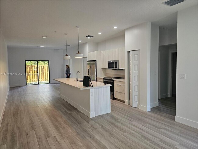 Building Photo - 7831 NW 104th Ave