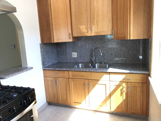 Kitchen - 4375 Overland Ave