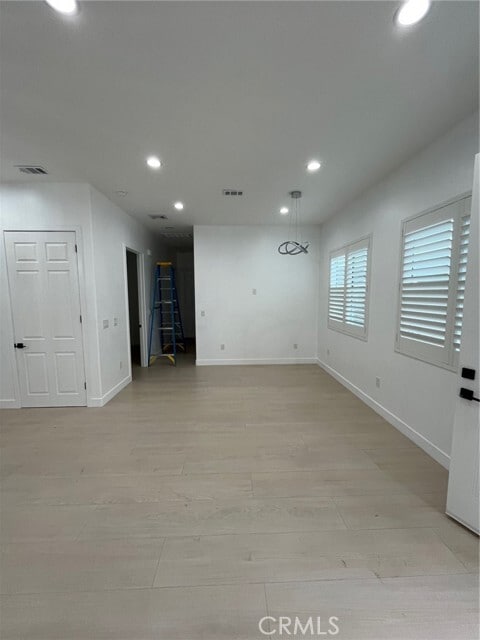 Building Photo - 8684 Oasis Ave