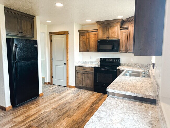 Foto del edificio - 3 Bedroom, 1 Bathroom Lower Level Duplex