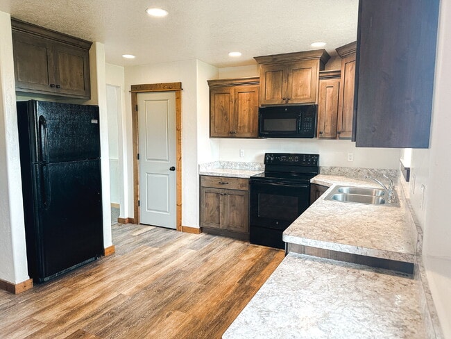 Building Photo - 3 Bedroom, 1 Bathroom Lower Level Duplex