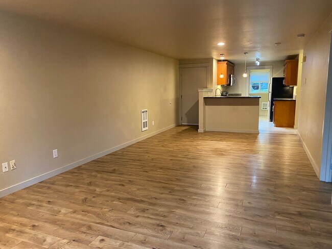 Building Photo - Walk to Downtown Kirkland 2 Bedroom, 2 Bat...