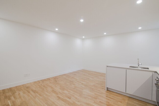 Building Photo - 2100 Rue du Fort