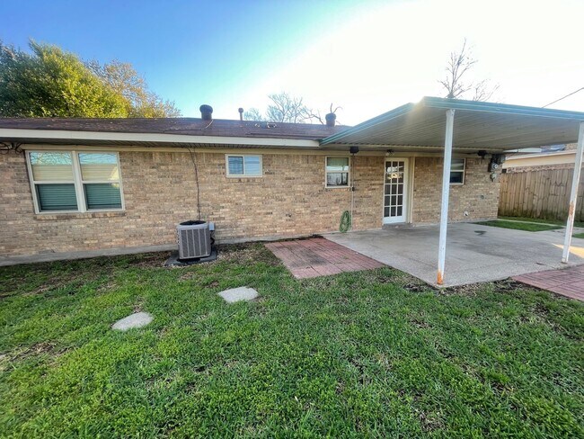 Foto del edificio - Sought after location in Shady Grove!