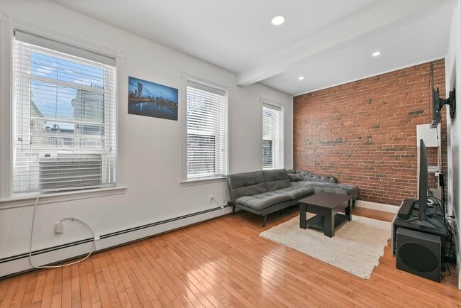 Building Photo - 168 F St