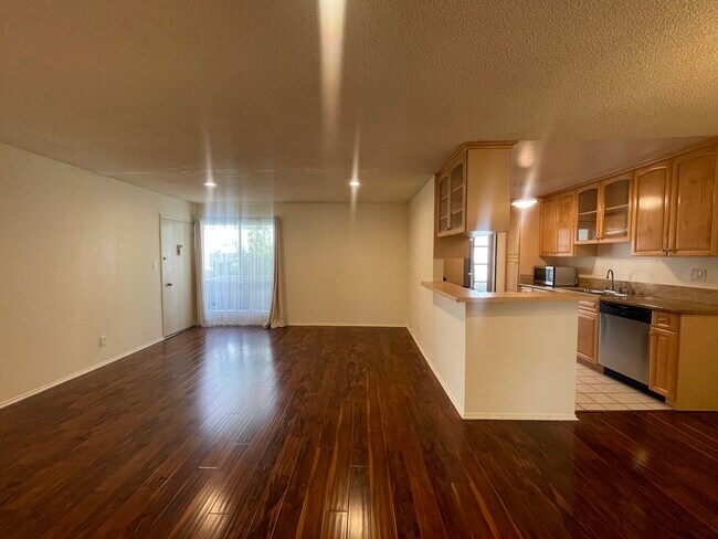 Building Photo - 5330 Zelzah Ave