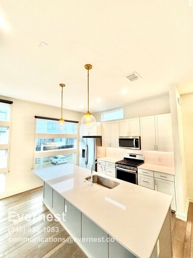 Foto principal - Gorgeous 2-Bedroom Townhome in Prime Locat...