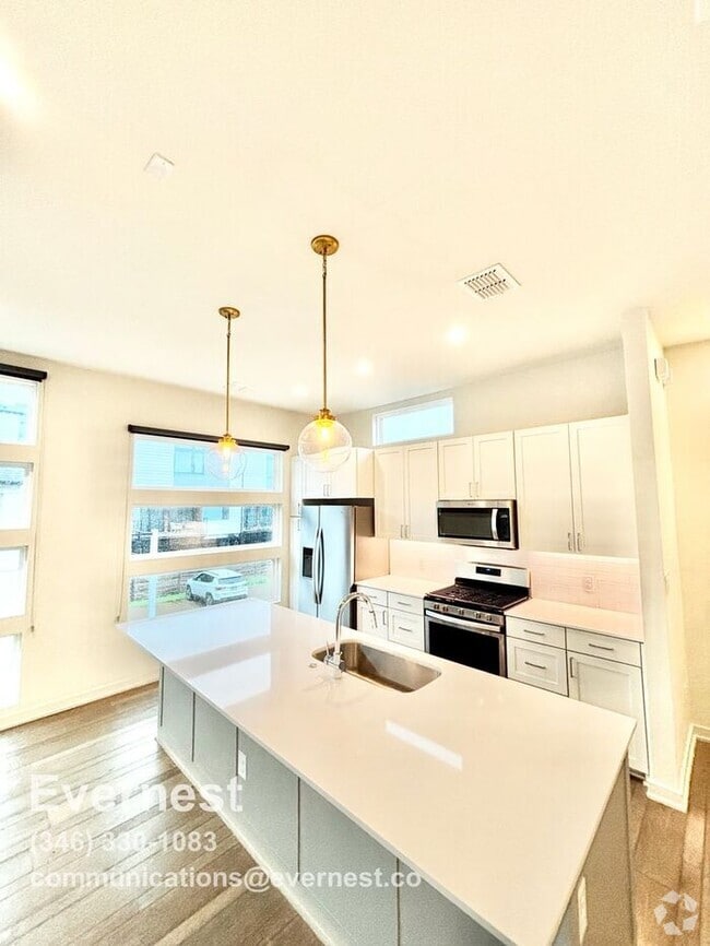 Building Photo - 2528 N Fitzhugh Ave