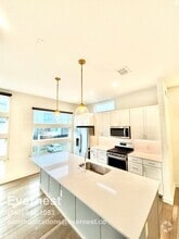 Building Photo - 2528 N Fitzhugh Ave