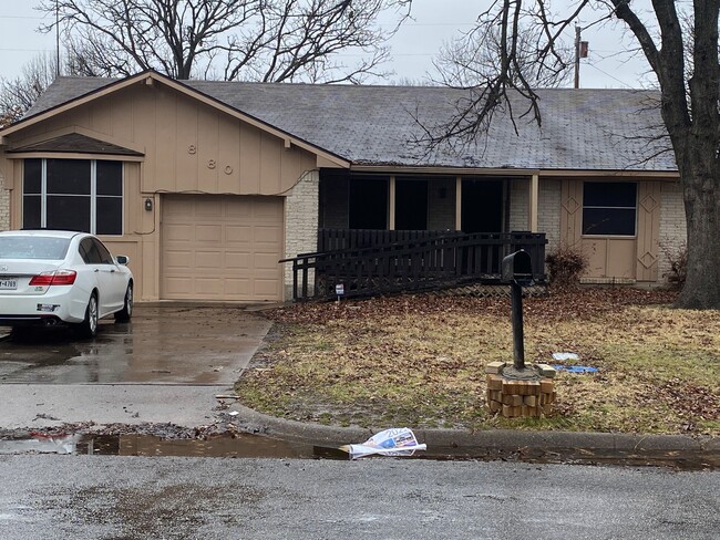 Building Photo - 880 Rellia Dr