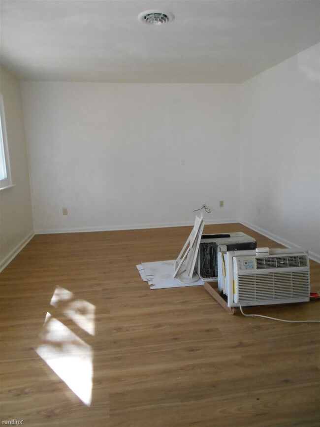 Building Photo - 9245 Chelsea Ave