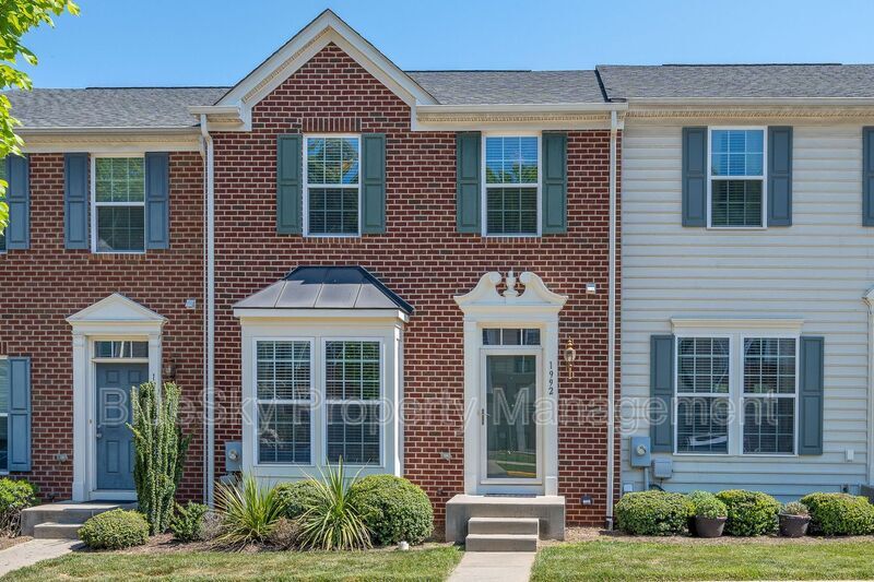 Foto principal - 1992 Asheville Dr