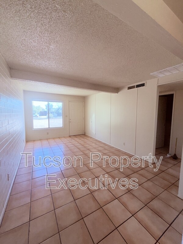 Building Photo - 3131 N Treat Ave