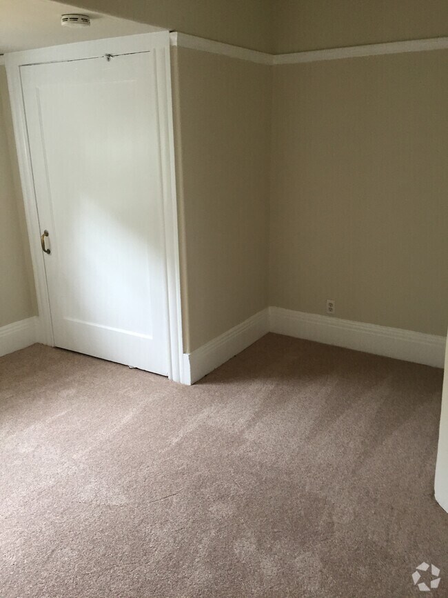 Land Adjacent Town Encinal Apartments for Rent with Parking Alameda