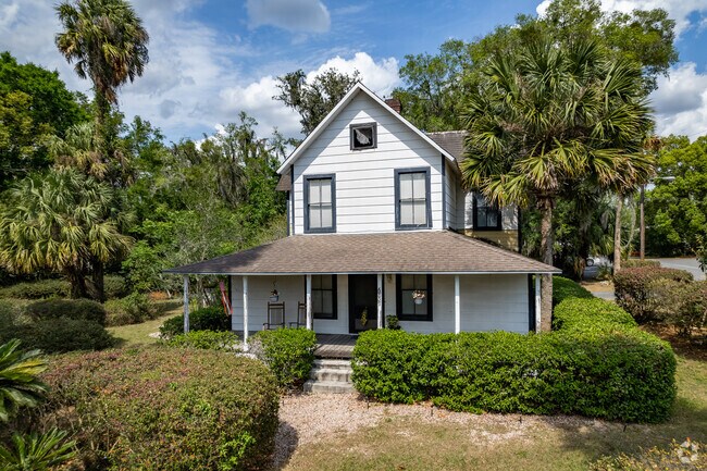 100-year-old farmhouses are located around Lake Lillian.