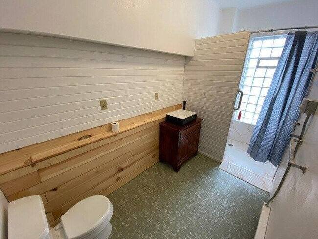 Baño compartido - 16565 S 12th St