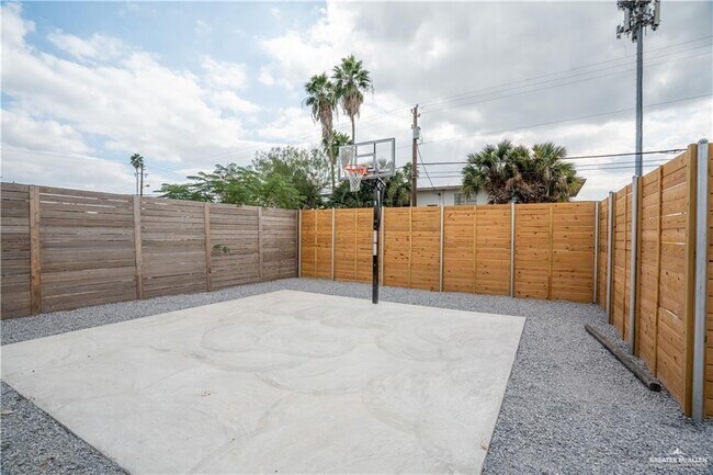 Foto del edificio - 16 Redwood Ave