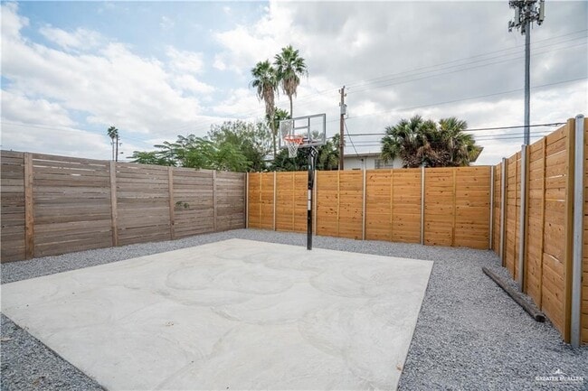 Building Photo - 16 Redwood Ave