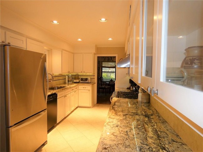 Building Photo - 3240 Camelot Dr