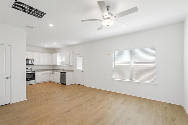 Building Photo - 128 Desert Hare Dr