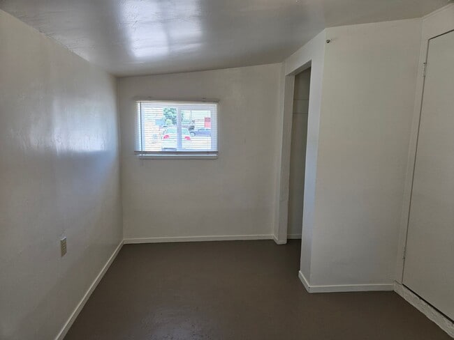 Building Photo - 1111 Kenwood Ave