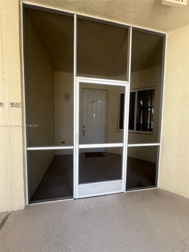 Foto del edificio - 3500 Oaks Clubhouse Dr
