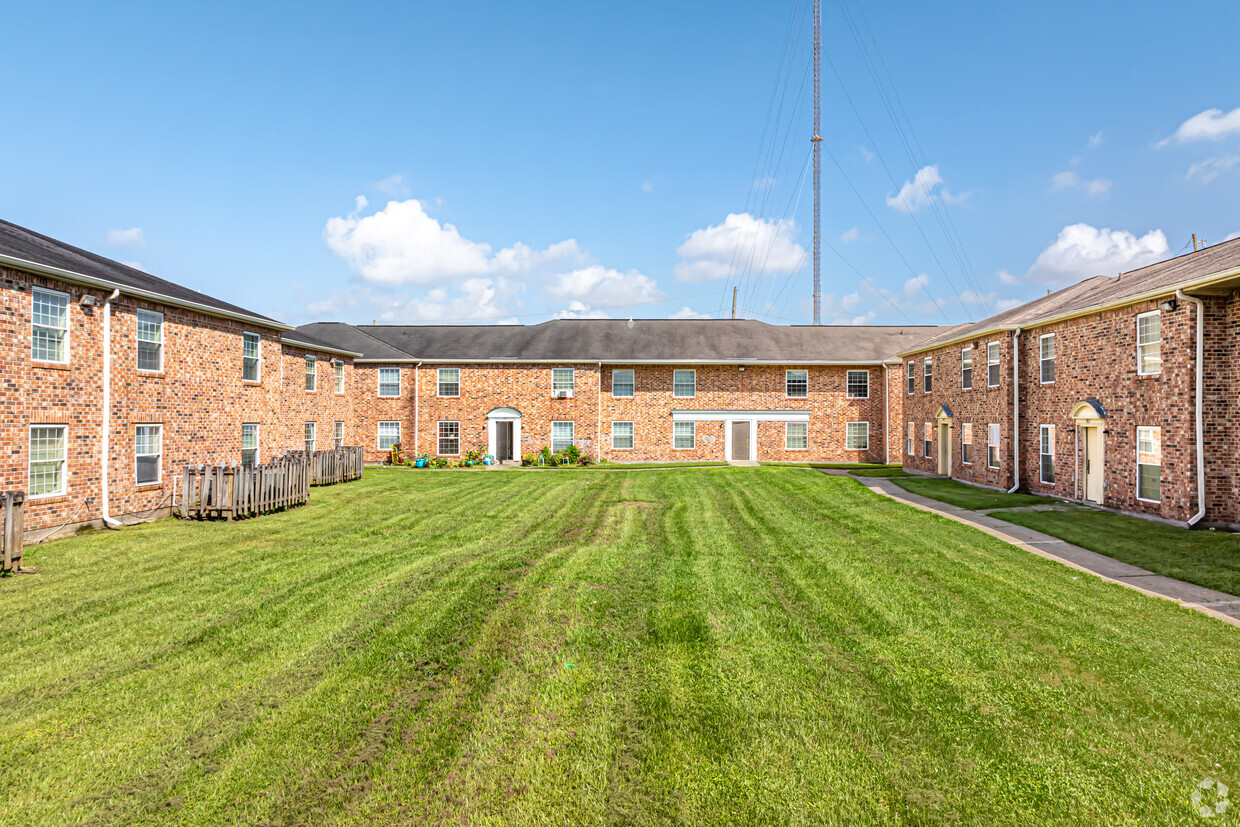 Primary Photo - Forest Park Apartments