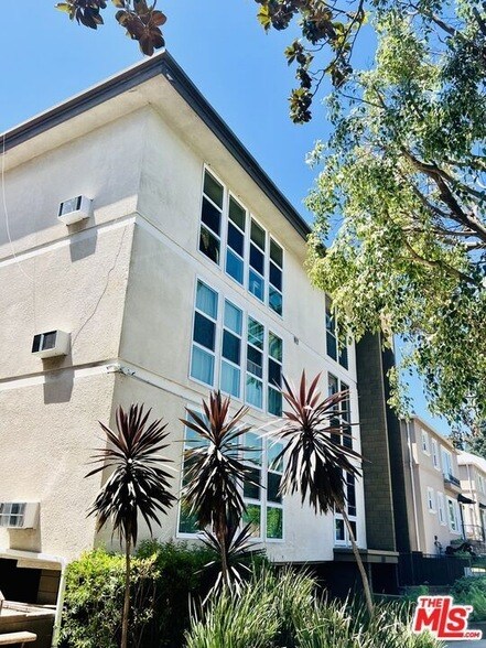 Foto del edificio - 1833 Normandie Ave