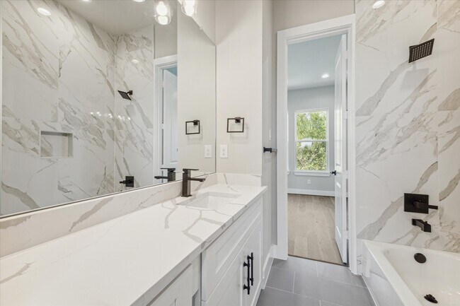 Foto del edificio - 5817 Mansfield Heights Ln