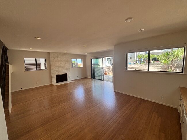 Living room - 312 18th St