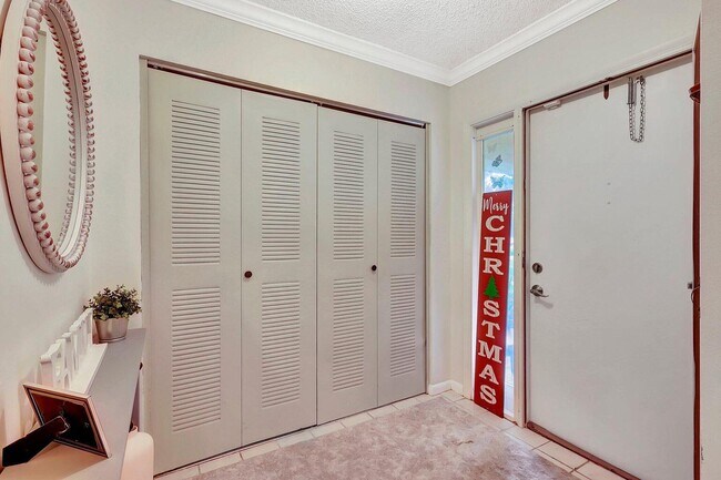 Foto del edificio - 5840 Summerfield Ct