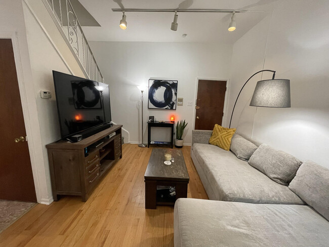 Foto del edificio - 448 W Saint James Pl